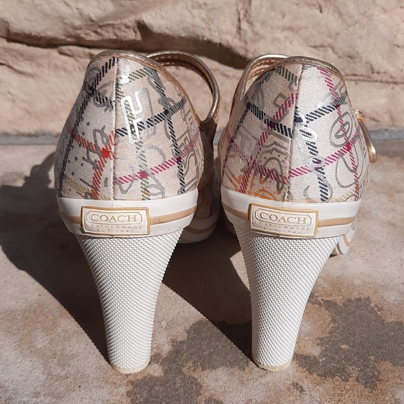 Coach Casandra white signature pattern heels 8 - Picture 5 of 9
